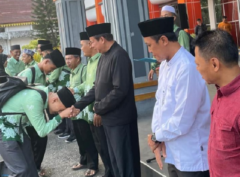 Wabup lnhu, Ir H Hendrizal MSI didampingi Pj Sekda, Paimo SP saat menyalami peserta yang akan berangkat menuju Kabupaten Bengkalis, Jumat (27/6/2025)