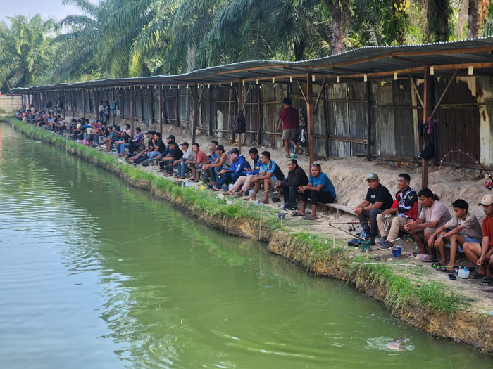 Ratusan peserta memadati area Kolam Pancing Cahaya Baru Kotoraja dalam lomba mancing, yang digelar Polsek Siak Kecil Polres Bengkalis.