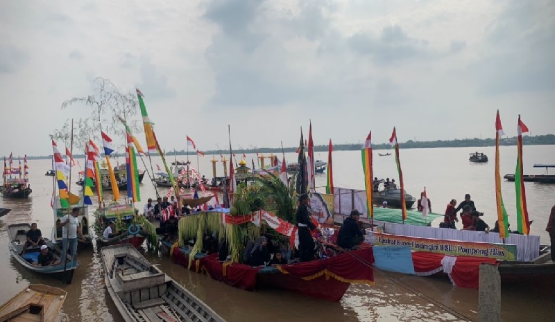 Festival pompong rias berlayar di sungai indragiri dalam menyambut tahun baru islam di Desa Sungai Intan, Tembilahan Hulu, Inhil, Jumat (27/6/2025)