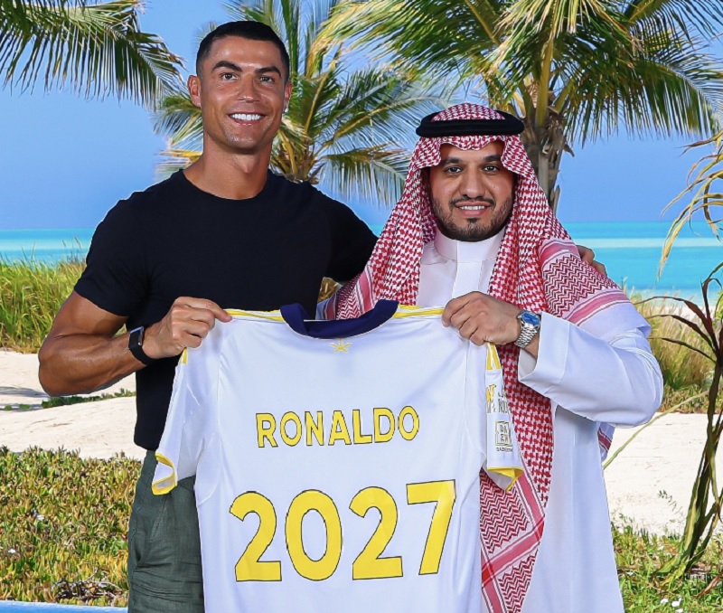 Cristiano Ronaldo perpanjang kontrak baru Al Nassr.