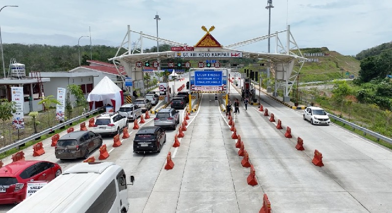 Pengguna Jalan Tol Trans Sumatera (JTTS) ramai mengantre di Gate Ruas Tol Pekanbaru XIII Koto Kampar, Jumat (27/06/2025). 