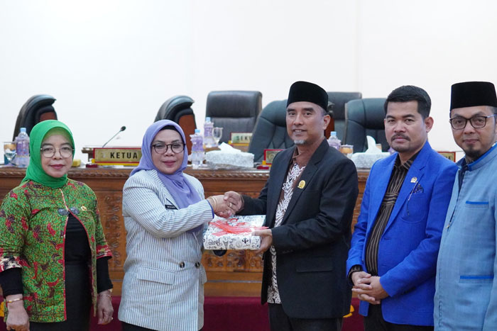 Wabup Kampar Misharti serahkan dokumen perubahan KUA PPAS APBD TA 2025 kepada Ketua DPRD Kabupaten Kampar Ahmad Taridi didampingi Wakil Ketua Iib Nursaleh dan Sekwan Ramlah, Kamis (26/6/2025).