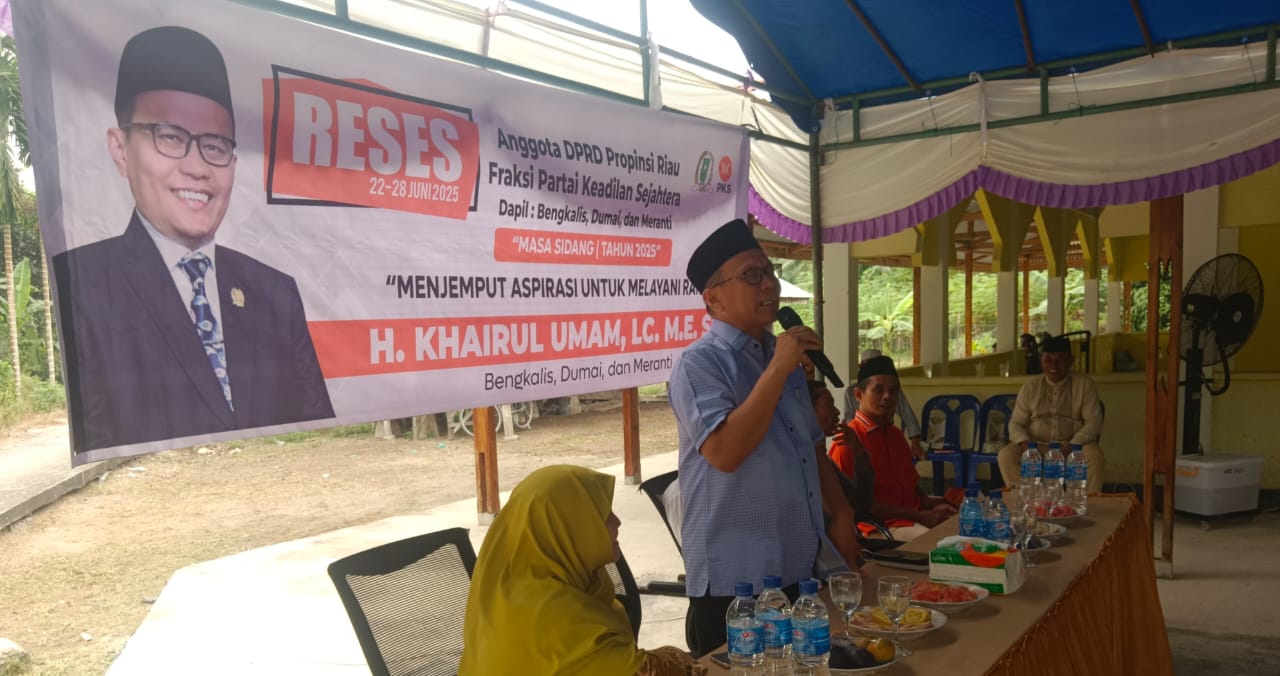 Anggota DPRD Riau Khairul Umam menyampaikan sambutan saat menjemput aspirasi di desa simpang Ayam, Bengkalis, Sabtu (28/6/2025).