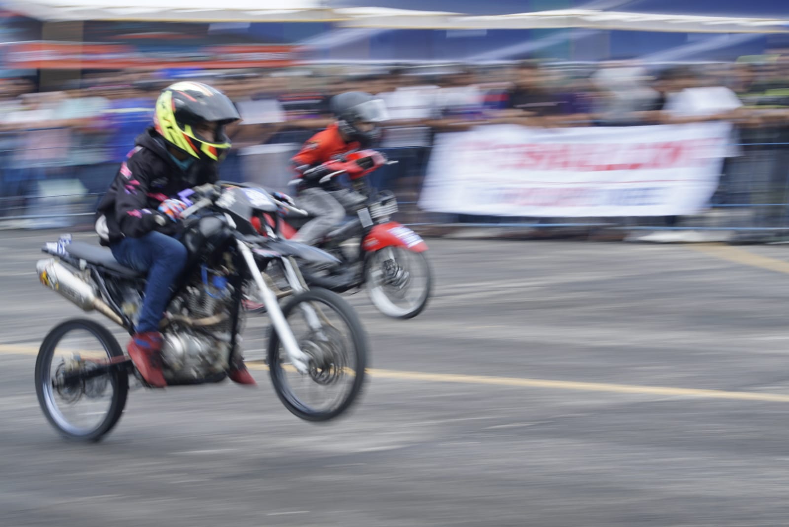 Pembalap Dragbike saat mengikuti Kejuaraan nasional (Kejurnas) drag race putaran II dan drag bike Danlanud Oto Fest 2025 di Lanud Roesmin Nurjadin, Pekanbaru, Sabtu (28/6/2025).
