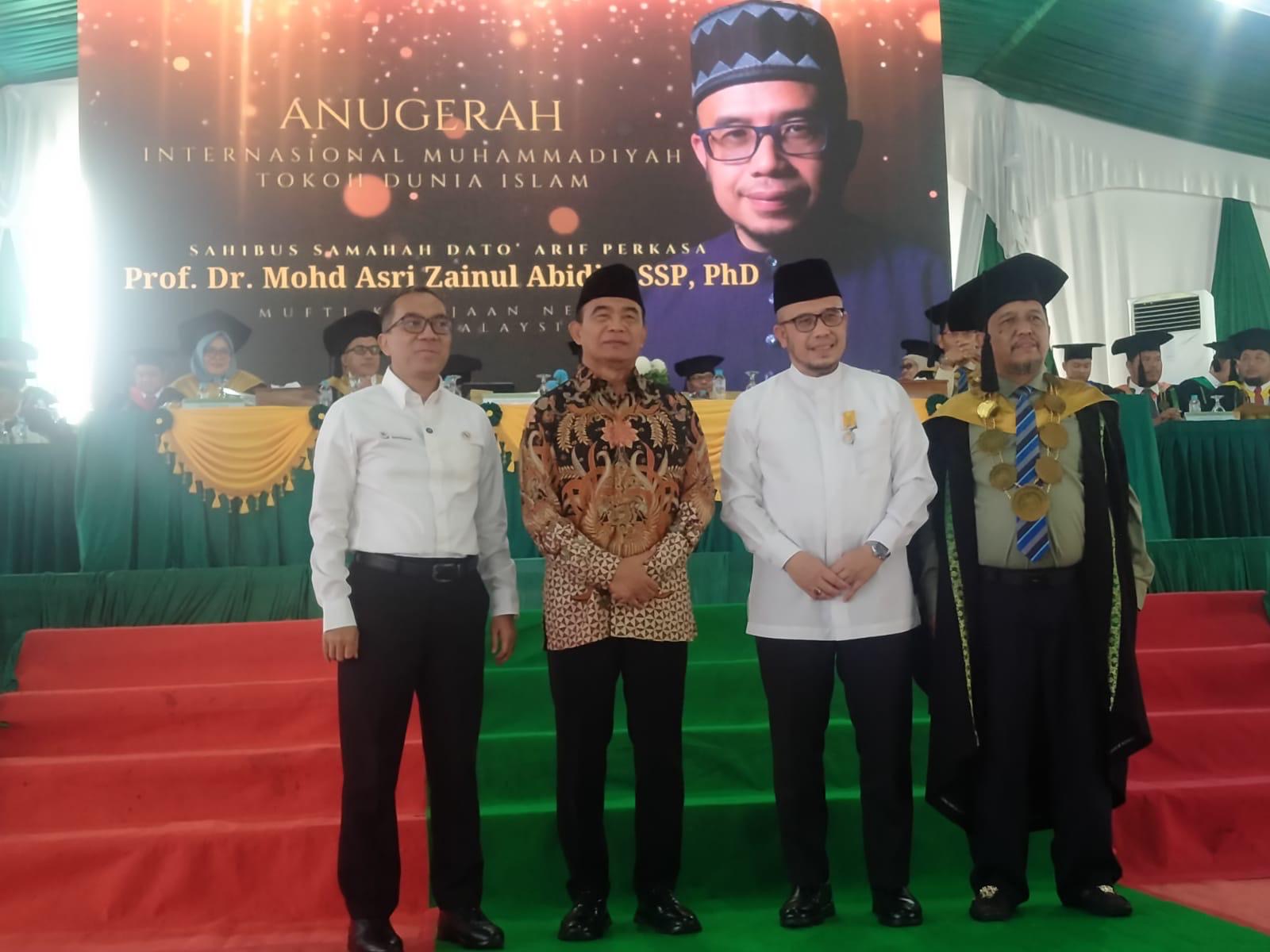 Mendiktisaintek RI Prof Brian Yuliarto (kiri), Rektor Umri Dr Saidul Amin (paling kanan) saat acara Milad Umri ke 17, Sabtu (28/6/2025).