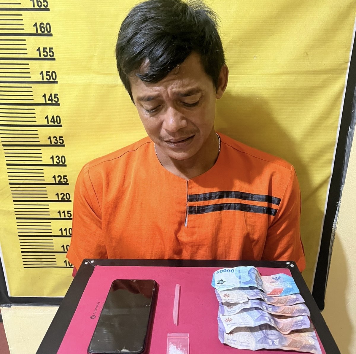 Tersangka El alias Anto saat diamankan Polsek Rengat Barat, Jumat (27/6/2025).