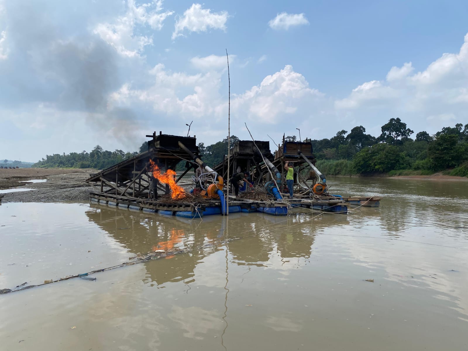 Rakit PETI yang ada di sungai Kuantan di Kecamatan Cerenti, Kamis (26/6/2025) siang dibakar personel Polsek Cerenti.