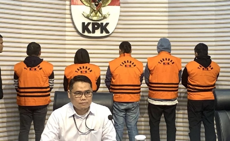 Kadis PUPR Sumut Topan Ginting dan empat lainnya ditetapkan tersangka hasil OTT KPK di Mandailing Natal (Madina).