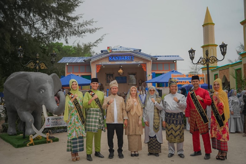Wali Kota (Wako) Pekanbaru Agung Nugroho memperlihatkan maskot Tuan Kadi dan Gajah Domang.