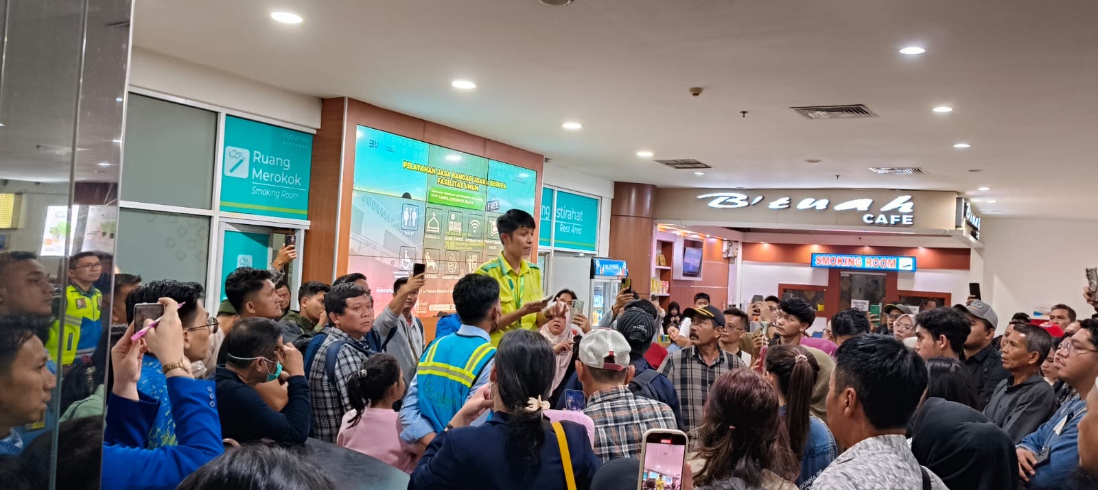 Penumpang maskapai penerbangan Pelita Air IP325 dari Pekanbaru yang akan berangkat menuju Jakarta mengalami long delay di Bandara SSK II Pekanbaru, Sabtu (28/6/2025).