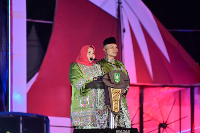 Bupati Bengkalis Kasmarni dan Wakil Bupati Bagus Santoso saat menyampaikan sambutan pada pembukaan MTQ Riau.