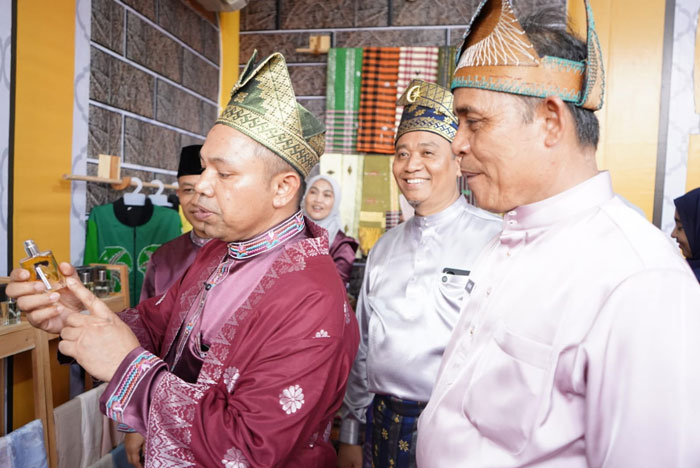 Bupati Inhil Herman mendampingi Gubri Abdul Wahid ketika mengunjungi stan bazar milik Inhil dalam pameran MTQ Riau di Bengkalis, Sabtu (29/6/2025).