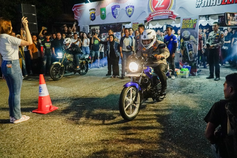 Kapolda Riau Irjen Pol Herry Heryawan (kanan) dan Wali Kota Pekanbaru Agung Nugroho membuka race pertama, iven Drag Bike dalam rangka Hari Bhayangkara ke 79 di Sport Center Rumbai. Ahad (29/6/2025),