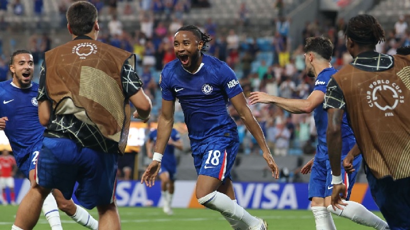 Christopher Nkunku membantu Chelsea mengalahkan Benfica 4-1 untuk mencapai perempatfinal Piala Dunia Antarklub 2025.