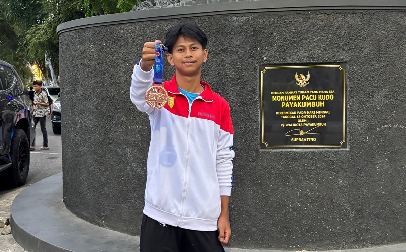 M Rezki Palepi, siswa SMAN 1 Sentajo Raya Kuansing berhasil meraih juara III ganda putra junior Piala Wali Kota Payakumbuh Sumatera Barat, 24-28 Juni 2025 di Lapangan Kubu Gadang Payakumbuh.