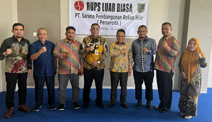Pemegang saham utama PT SPRH (Perseroda) Bupati Rohil Bistamam bersama Direktur Pengembangan Zulpakar dan sejumlah direktur serta komisaris PT SPRH dan pihak terkait, usai RUPS LB II di Bagansiapiapi.