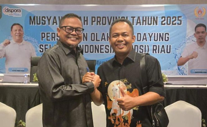 Ketua Umum PODSI Riau 2025-2029 Dodi Irawan (kanan) salam komando dengan Sekretaris Umum periode sebelumnya Khairul Rizal usai terpilih dalam Musprov PODSI Riau di Hotel Prime Park Pekanbaru, Sabtu