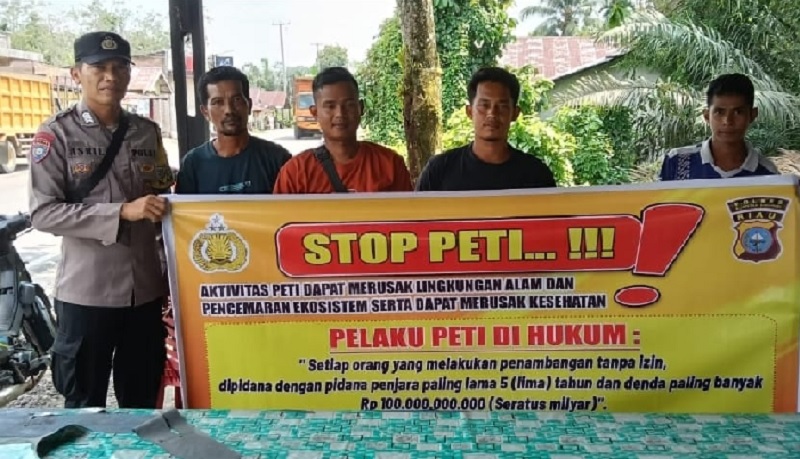 Personel Polsek Kuantan Mudik turun menyampaikan larangan penambangan emas tanpa izin (PETI) di Desa Seberang Pantai, Sabtu (28/6/2025).