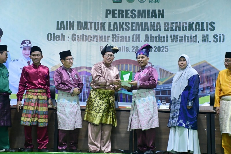Peresmian status Institut Agama Islam Negeri Datuk Laksemana Bengkalis oleh Wabup Bagus Santoso dan Rektor IAIN Datuk Laksemana Bengkalis Dr H Abu di Gedung Student Center IAIN, Sabtu (28/6/2025).