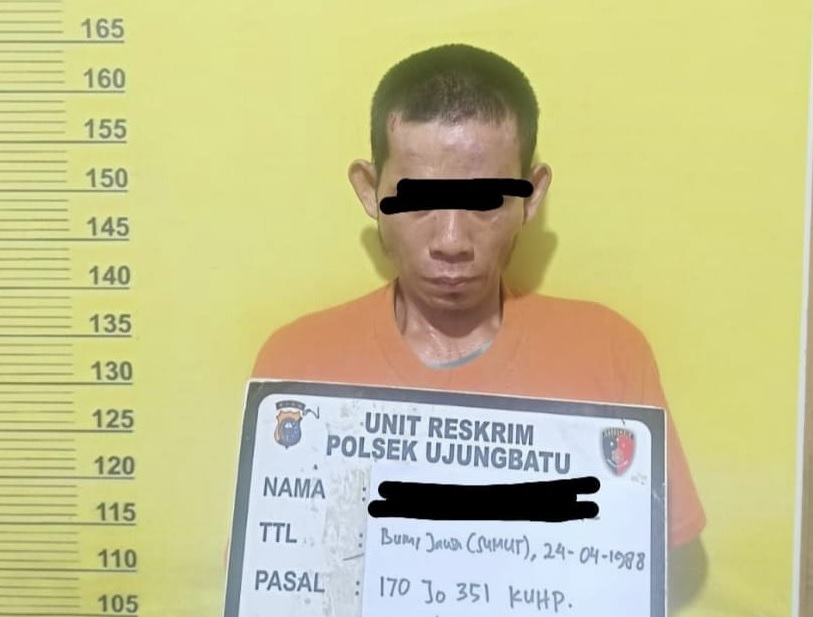 Tersangka penganiayaan berat berinisial G (37)  diamankan di Mapolsek Ujung Batu. Ahad (29/6/2025).