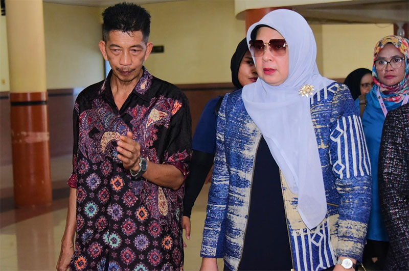 Staf Ahli Bupati Bengkalis Johansyah Syafri menjemput kedatangan istri Menag RI Hj Helmi Halimatul Udhmah di Pelabuhan BSL Bengkalis, Ahad (29/6/2025).