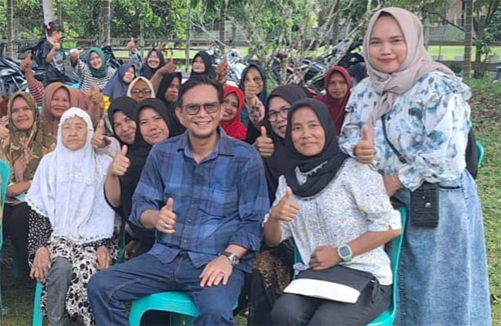 Anggota DPRD Riau Jons Ade Nopendra bersama warga Benai saat reses dan silaturrahmi di Kuansing, Senin (23/6/2025)