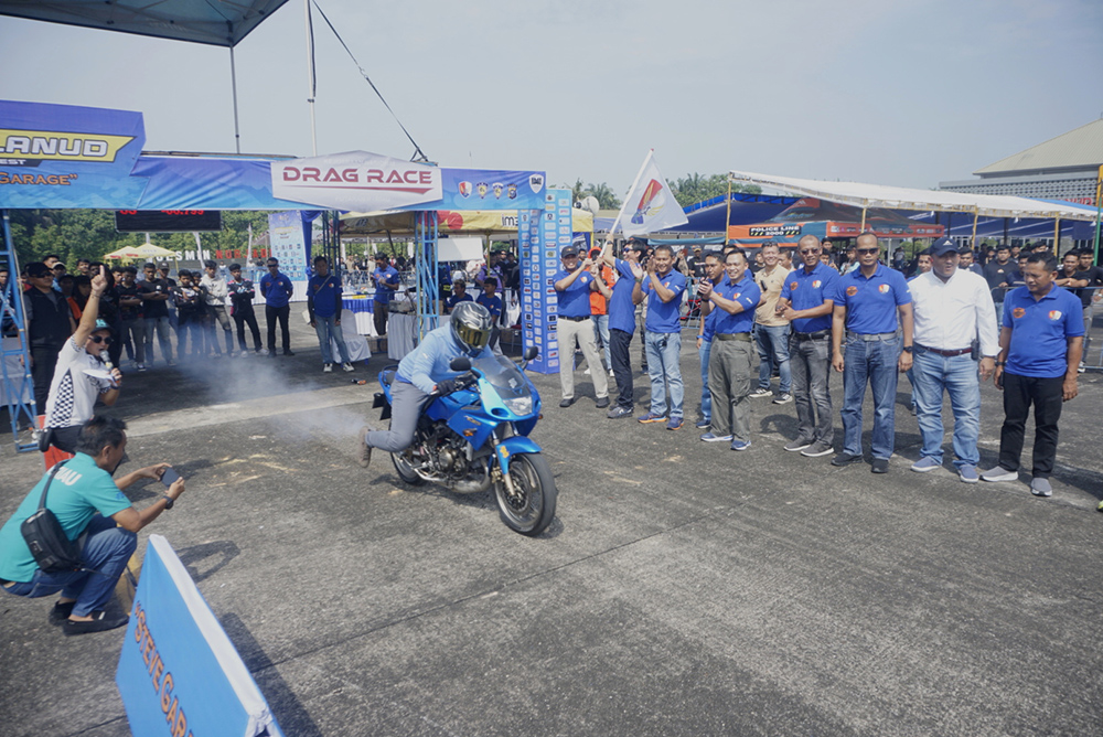 Danlanud RSN Marsma TNI Abdul Haris (Kiri) mengangkat bendera Start tanda dimulainya  Kejuaraan nasional (Kejurnas) drag race putaran II dan drag bike Danlanud Oto Fest 2025, Sabtu (28/6/2025). Kegiatan yang dilaksanakan di Landasan udara (Lanud) Roesmin
