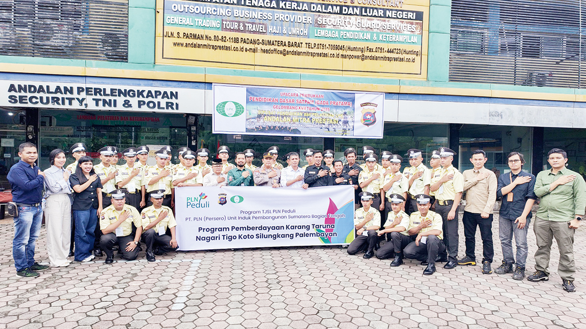 Foto bersama PLN UIP Sumbagteng bersama peserta pelatihan keterampilan pemuda Karang Taruna Nagari Tigo Koto Silungkang, Kecamatan Palembayan, Kabupaten Agam, Sumatera Barat.