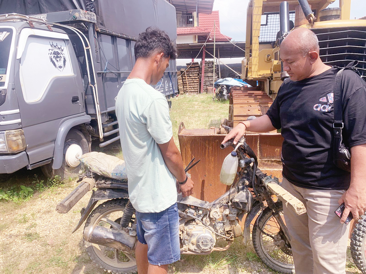 Foto Humas Polres Inhu untuk riau pos INTEROGASI: Salah seorang dari tiga terduga pelaku pembalakan liar saat diinterogasi Tim Satreskrim Polres Inhu,  Ahad (29/6/2025).