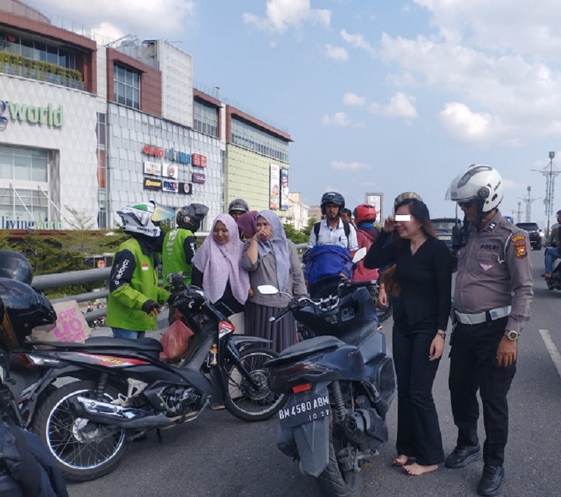 Dua anggota Satlantas Polresta Pekanbaru Aiptu Arianto dan Briptu Rusdi berhasil menggagalkan percobaan bunuh diri seorang wanita di Flyover SKA, Jalan Soekarno Hatta, Senin (30/6/2025).