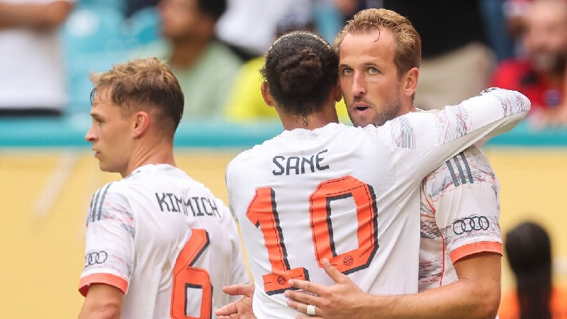 Harry Kane (kanan) merayakan gol bersama rekan setimnya saat Bayern Munchen mengalahkan Flamengo 4-2 di babak 16 Besar Piala Dunia Antarklub 2025.