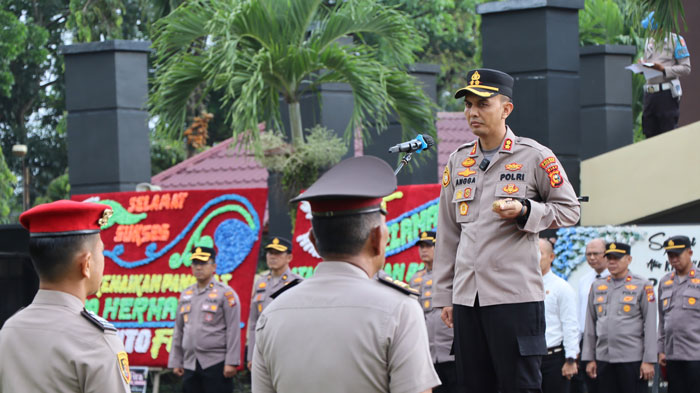 Kapolres Kuansing AKBP Angga Febrian Herlambang SIK SH memimpin upacara kenaikan pangkat 39 personel Polres Kuansing, Senin (30/6/2025) di lapangan Mapolres Kuansing.