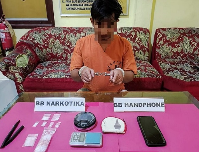 Unit Reskrim Polsek Kampar Kiri Hilir, Polres Kampar berhasil meringkus tersangka narkoba PA (26) di  Desa  Bina  Baru,  Kecamatan  Kampar  Kiri  Tengah,  Kabupaten Kampar.