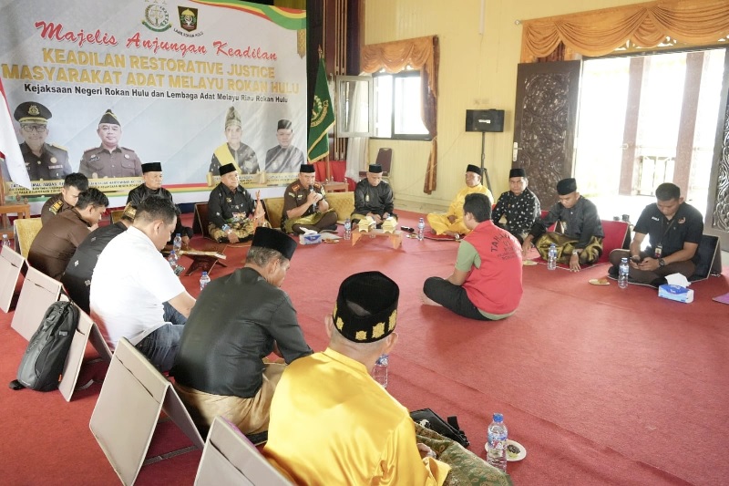 Kajari Rohul Fajar Haryowimbuko memberikan sambutan dalam acara Majelis Anjungan Keadilan Restorative Justice Masyarakat Adat Melayu Rokan Hulu dengan menghadirkan tersangka Yudianto di rumah RJ Tampa
