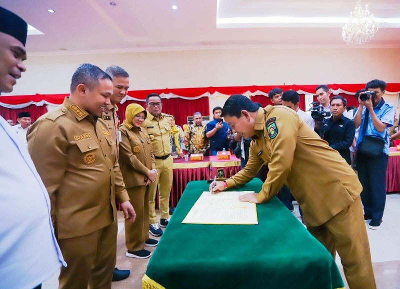 Wabup Rohul H Syafaruddin Poti SH MM menandatangani berita acara Musrenbang RPJMD Provinsi Riau Tahun 2025-2029 di Balai Serindit Pekanbaru, Senin (30/6/2025).