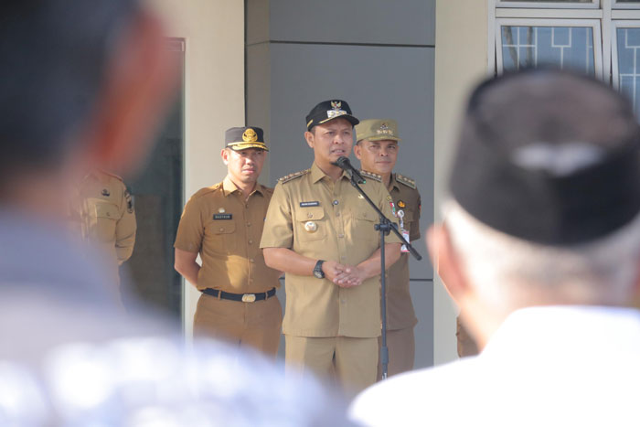 Wako Pekanbaru Agung Nugroho saat memimpin apel di Kantor Camat Tuah Madani, Senin (30/6/2025).