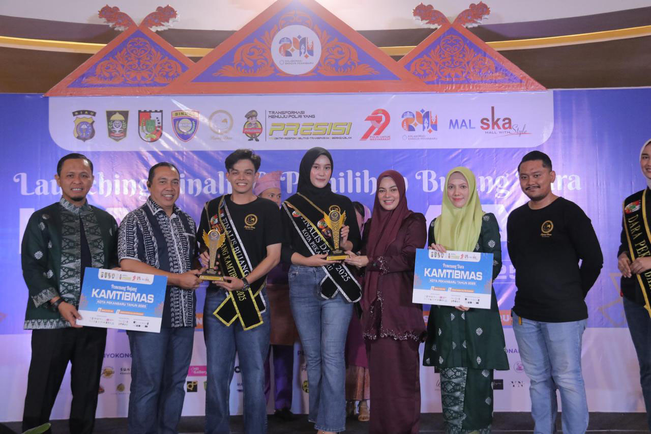 Wali Kota Pekanbaru Agung Nugroho (kiri) didampingi Ketua TP PKK Pekanbaru Sulastri Agung Nugroho (dua kanan) bersama Kapolresta Pekanbaru Kombes Pol Jeki Rahmat Mustika (dua kiri) berfoto bersama Bujang Dara Kamtibmas Rayhan Adiyatma-Yasmin Karmila usai