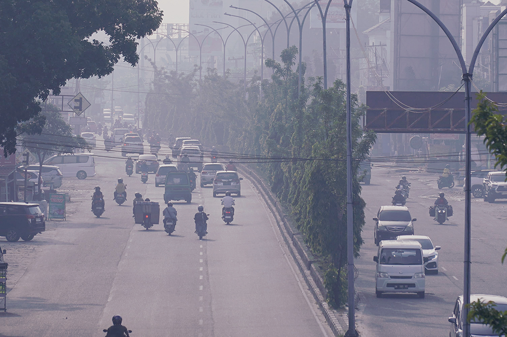 Kawasan Jalan Tuanku Tambusai, Pekanbaru tampak diselimuti kabut asap, Senin (30/6/2025).