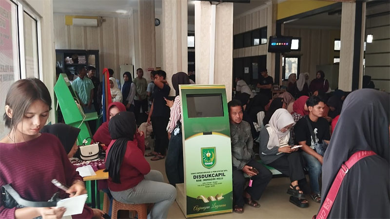 Ratusan warga antre saat mengurus Adminduk di Kantor Disdukcapil Kabupaten Inhu, Selasa (1/7/2025).