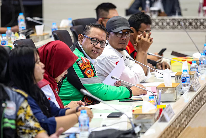 Ketua Umum Asosiasi Pengemudi Ojol Garda Indonesia Raden Igun Wicaksono menyampaikan paparan saat Rapat Dengar Pendapat Umum dengan Komisi V DPR di Kompleks Parlemen, Senayan, Jakarta, Rabu (21/5/2025
