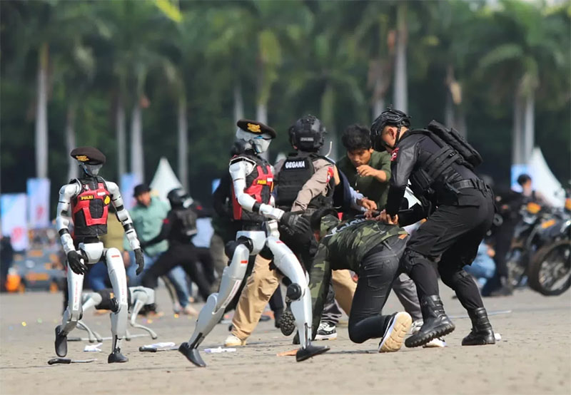 Robot Humanoid dan K9 milik Polri tampil pada demo aktrasi HUT ke-79 Bhayangkara di kawasan Monas, Jakarta, Selasa (1/7/2025).