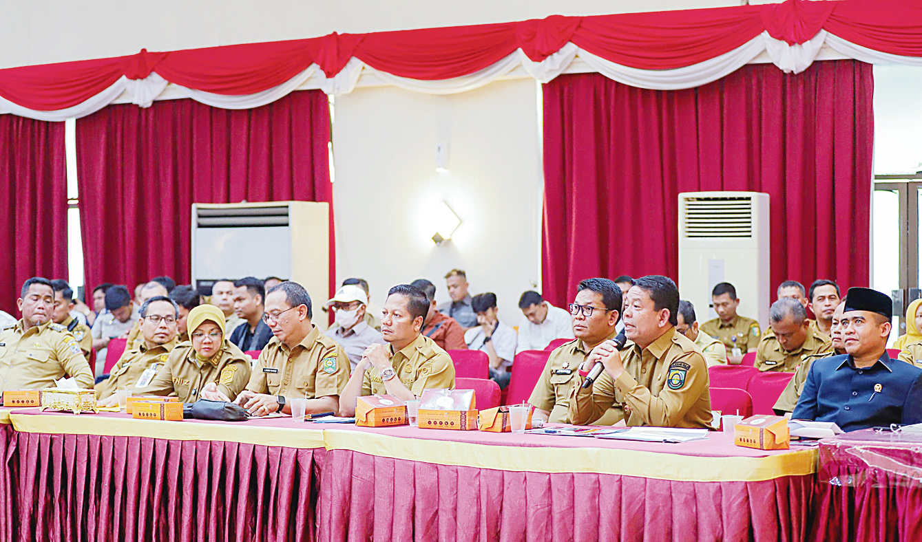 Wabup Rohul H Syafaruddin Poti SH MM didampingi Wakil Ketua DPRD Rohul Mohd Aidi menyampaikan sejumlah usulan program prioritas dalam Musrenbang RPJMD Riau Tahun 2025-2029 di Balai Serindit, Gedung Daerah Provinsi Riau, Senin (30/6/2025).