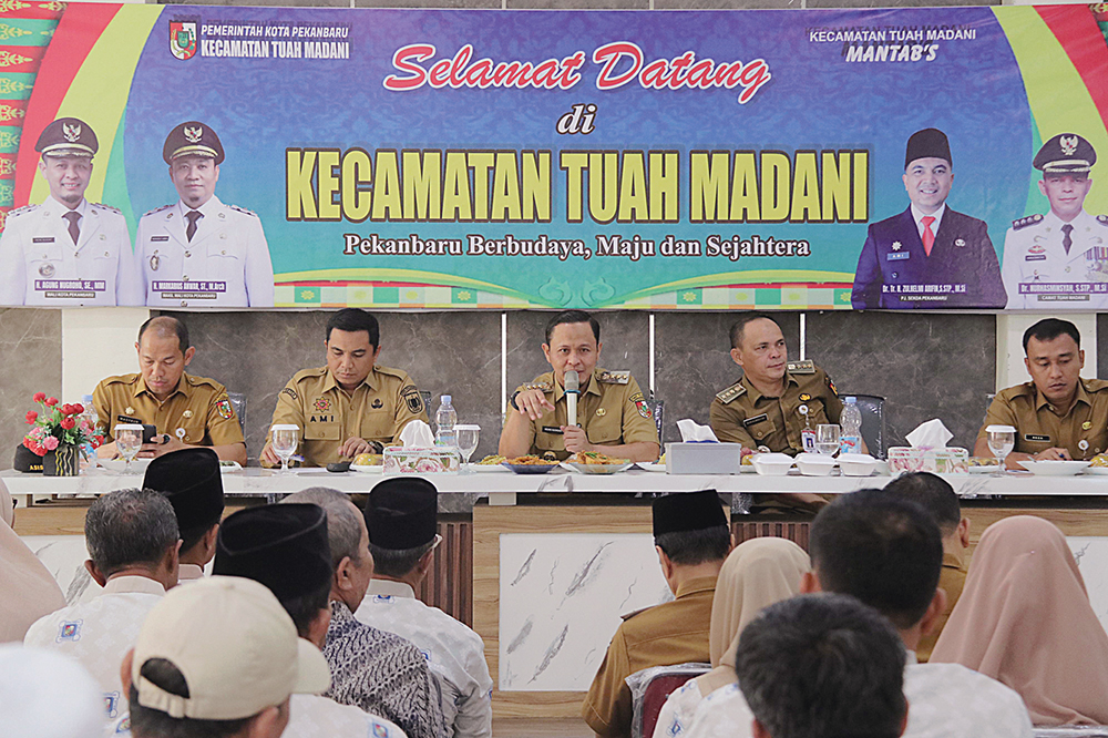 Wali Kota Pekanbaru Agung Nugroho berdiskusi dengan masyarakat saat memulai program berkantor di kecamatan di Kecamatan Tuah Madani, Senin (30/6/2025).