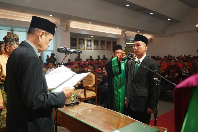 Ketua Umum YLPI H Zulfikar Ahmad resmi melantik Assoc Prof Dr Admiral SH MH sebagai Rektor UIR periode 2025-2029. Pelantikan berlangsung Gedung Rektorat UIR, Selasa (1/7/2025).