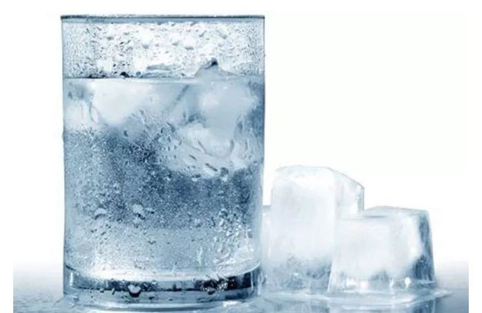 Minum air es setelah makan dapat mengganggu proses pencernaan.