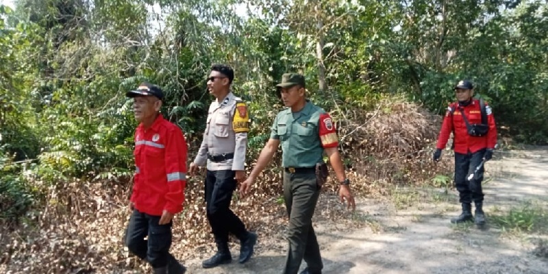 Polsek Rupat melakukan patroli gabungan bersama TNI dan Manggala Agni di lokasi tawan kebakaran di wilayah Rupat, Kabupaten Bengkalis, Selasa (1/7/2025).