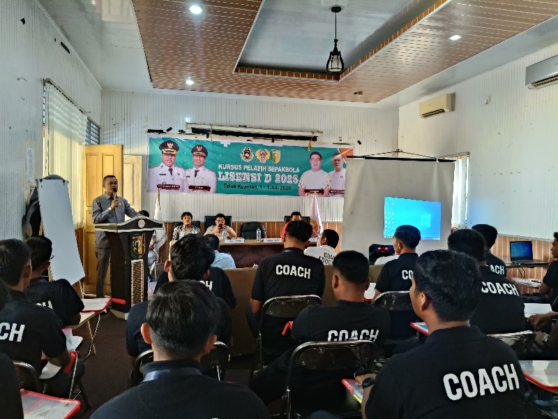 Ketua Askab PSSI Kuansing, Hengky Prima Hidayat menyampaikan laporan pelatihan Lisensi D, Selasa (1/7/2025) di Telukkuantan.