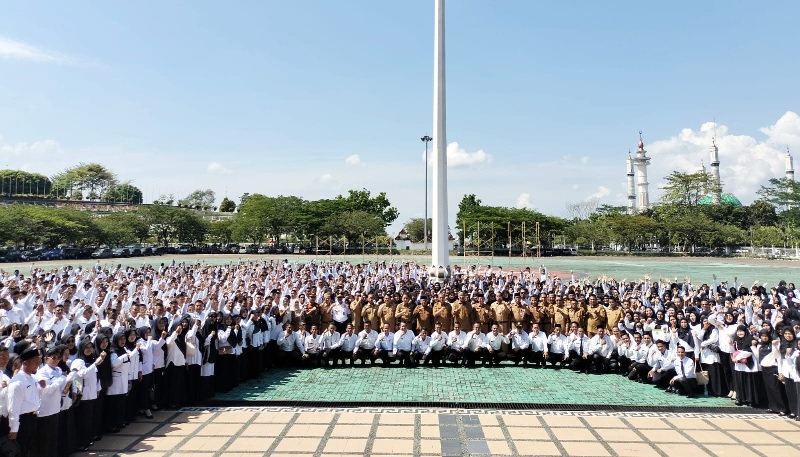 Bupati Rohul Anton ST MM foto bersama usai menyerahkan SK Pengangkatan 1.461 PPPK Tahap I Tahun 2024 di halaman kantor Bupati Rohul, Senin (30/6/2025).
