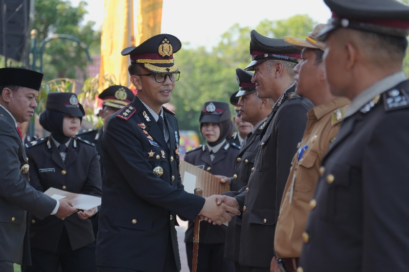 Kapolres Kuansing AKBP Angga Febrian Herlambang SIK SH memberikan ucapan selamat dan penghargaan pada Polsek dan personel Polres Kuansing yang berprestasi usai peringatan Bhayangkara, Selasa (1/7/2025