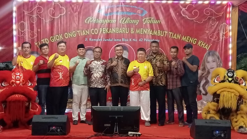 Ketua TITD Giok Ong Tian Co Nata Hedy Nyo (tiga kiri) foto bersama Pembimas Buddha Provinsi Riau Tarjoko (lima kiri) dan Kasbangpol Pekanbaru Dedi Damhudi (tengah) serta tokoh agama Buddha lainnya.